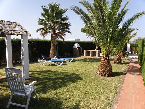 Bright and cosy El Palmar accommodation with garden in Spain